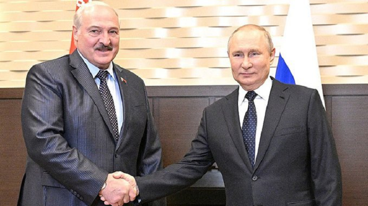 Lukashenko et Poutin se serrant la main