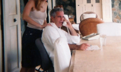 Jeffrey Epstein et une jeune femme.