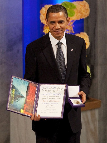 Le président Barack Hussein Obama recevant le prix Nobel de la paix.
