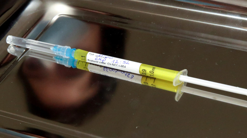 Une dose de vaccin CureVac ou un placebo sont observés lors d'une étude menée par la société allemande de biotechnologie CureVac dans le cadre d'un test pour un nouveau vaccin contre le coronavirus (COVID-19), à Bruxelles, en Belgique, le 2 mars 2021. REUTERS/Yves Herman - RC203M9GD3U2