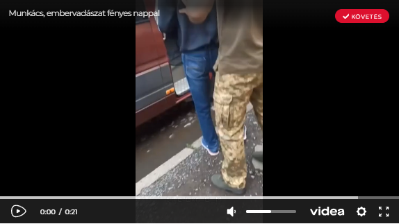 Une autre vidéo montre un jeune homme poussé contre son gré dans un minibus bourgogne de l'armée à Mukachevo, en Transcarpatie.