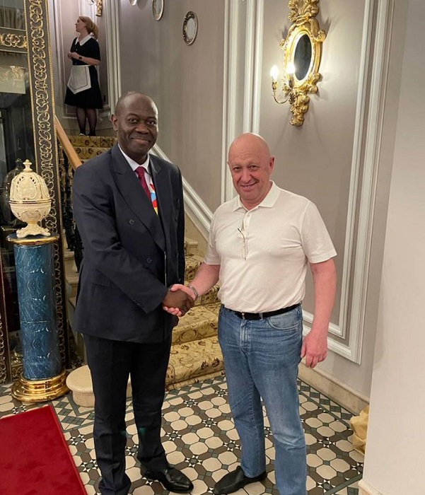 Sommet Afrique- Russie:L'ambassadeur Freddy Mapouka, République Centrafricaine, serre la main de Yevgeny Prigozhin