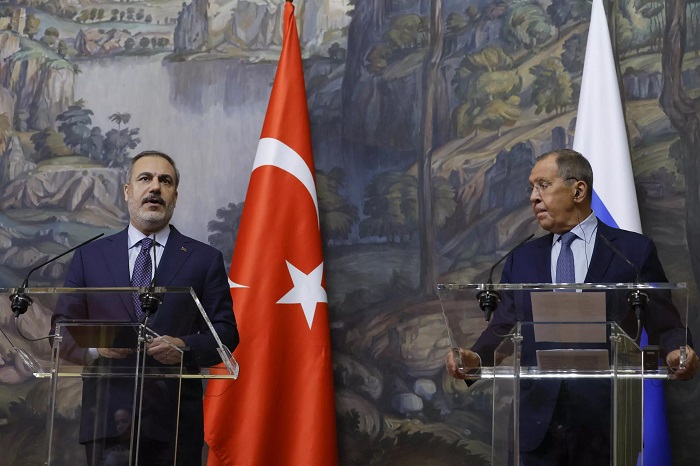 Le ministre russe des Affaires étrangères Sergueï Lavrov (d) et son homologue turc Hakan Fidan, le 31 août 2023 à Moscou
