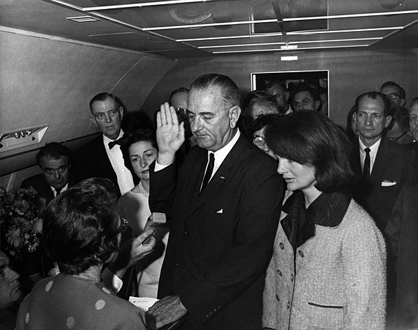 Lyndon Johnson pendant son investiture à bord de Air Force One après l’assassinat de John F. Kennedy.