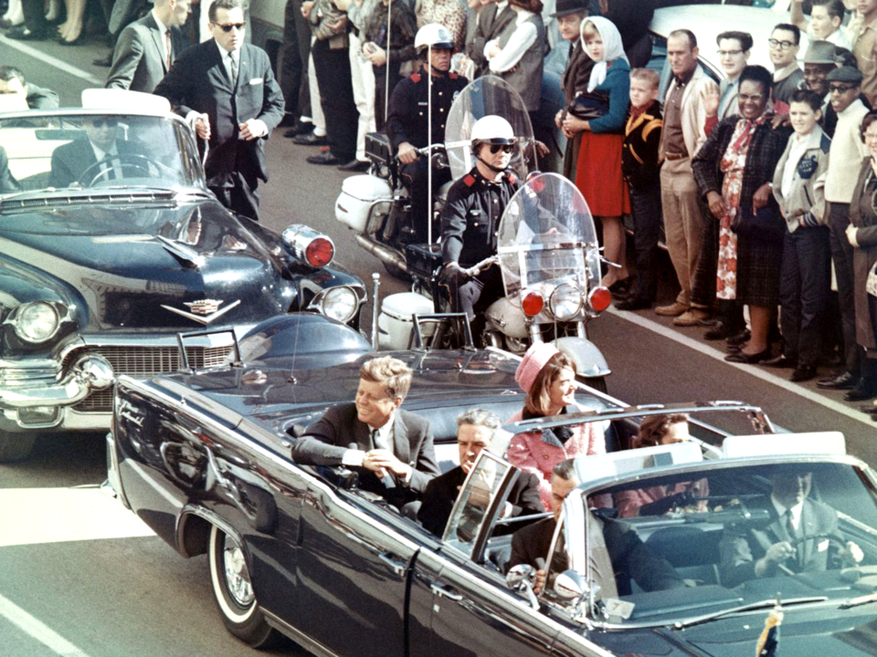 Photo du président Kennedy dans la limousine à Dallas, Texas, sur Main Street, quelques minutes avant l'assassinat. Jackie Kennedy, le gouverneur du Texas John Connally et son épouse Nellie se trouvent également dans la limousine présidentielle.