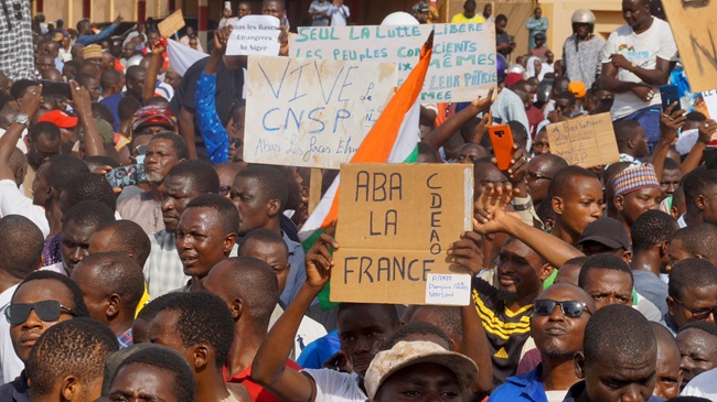 Des manifestants au Niger brandissent des pancartes en faveur du CNSP et contre la France- Coup d'état- Niger
