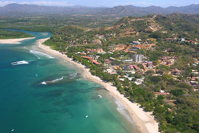 Photo aérienne de 2007 de Playa Tamarindo et de l'embouchure de la rivière au Costa Rica 