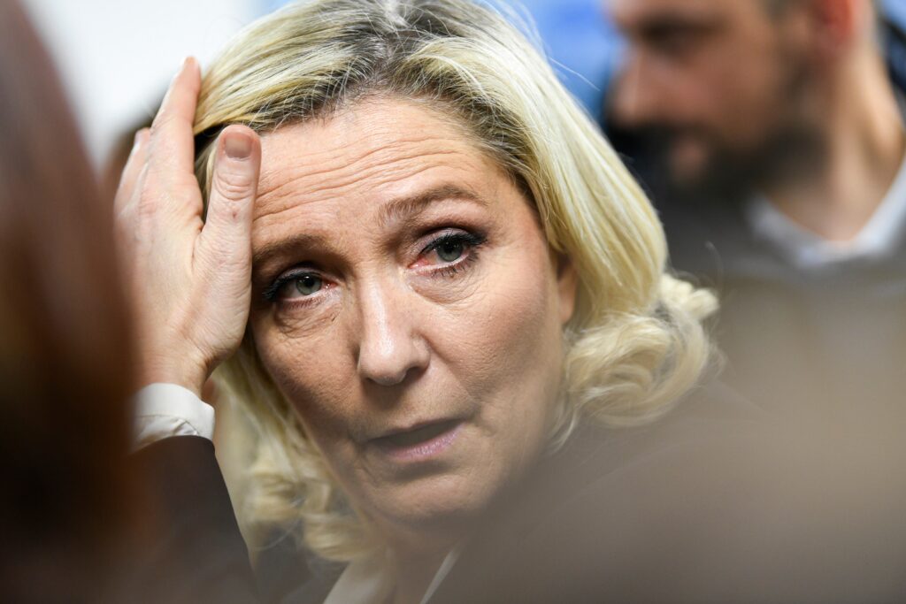 Marine Le Pen condamnée à 5 ans d’inéligibilité pour détournement : une manœuvre judiciaire pour l’écarter de la présidentielle 2027.