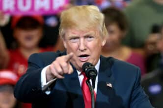 La guerre commerciale entre la Chine et les États-Unis marque un tournant critique, avec des décisions tarifaires aux conséquences globales.