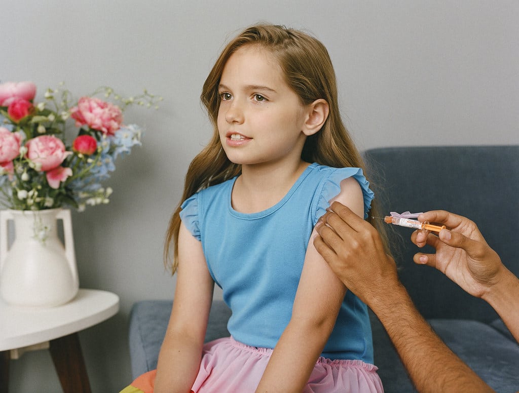 Découvrez les vraies questions sur la vaccination méningocoque : efficacité et risques pour vos enfants face à l'explosion des cas en France.