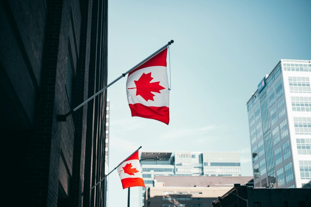 Cette victoire de Mark Carney marque un tournant politique majeur au Canada, redéfinissant les équilibres parlementaires et les priorités nationales.