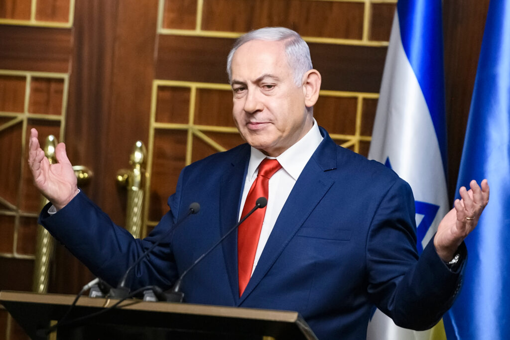 Netanyahou a survolé l’espace aérien français malgré son mandat d’arrêt. Que dit le droit international ? Retour sur une décision controversée.
