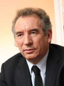 Bayrou et Barnier s'opposent sur le plan d’économies 2026 : entre austérité annoncée et critiques acerbes, le débat fait rage au sommet de l'État.