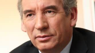Bayrou et Barnier s'opposent sur le plan d’économies 2026 : entre austérité annoncée et critiques acerbes, le débat fait rage au sommet de l'État.