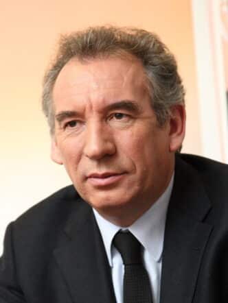 Bayrou et Barnier s'opposent sur le plan d’économies 2026 : entre austérité annoncée et critiques acerbes, le débat fait rage au sommet de l'État.