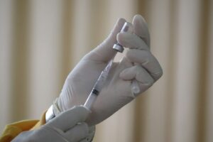 Découvrez les vraies questions sur la vaccination méningocoque : efficacité et risques pour vos enfants face à l'explosion des cas en France.
