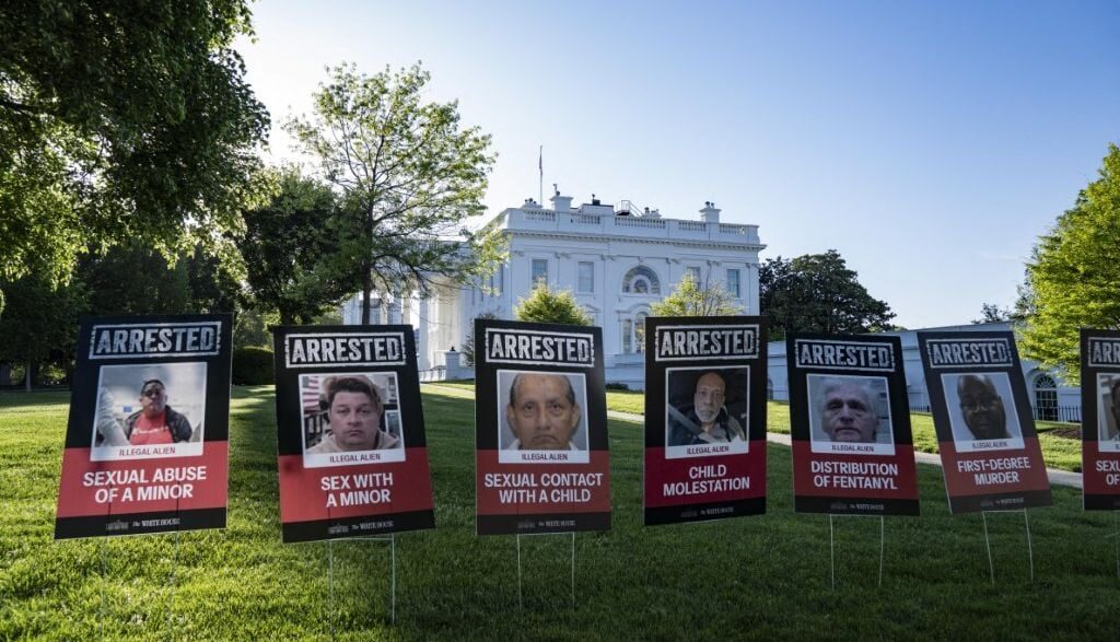 Trump frappe fort à 100 jours : une politique de tolérance zéro s'affiche à la Maison-Blanche avec des pancartes choc contre les clandestins.
