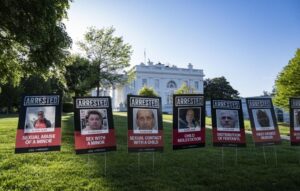 Trump frappe fort à 100 jours : une politique de tolérance zéro s'affiche à la Maison-Blanche avec des pancartes choc contre les clandestins.