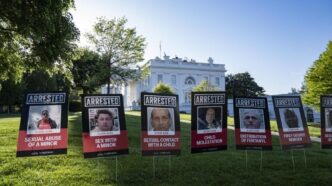 Trump frappe fort à 100 jours : une politique de tolérance zéro s'affiche à la Maison-Blanche avec des pancartes choc contre les clandestins.