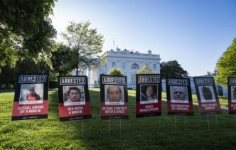 Trump frappe fort à 100 jours : une politique de tolérance zéro s'affiche à la Maison-Blanche avec des pancartes choc contre les clandestins.