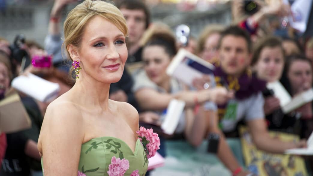 J.K. Rowling lance un procès contre l’adaptation télévisée de Harry Potter, dénonçant une trahison idéologique de son œuvre originale.