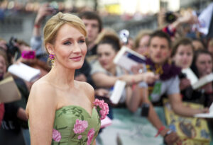 J.K. Rowling lance un procès contre l’adaptation télévisée de Harry Potter, dénonçant une trahison idéologique de son œuvre originale.