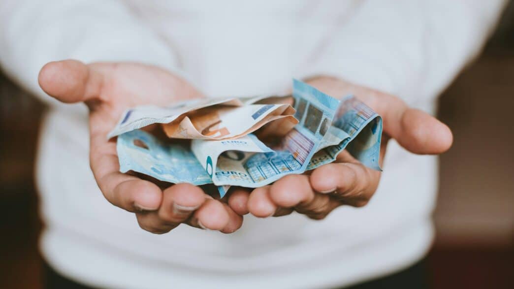 Découvrez comment les coupes budgétaires en France vont impacter les services publics, l'économie et votre pouvoir d'achat.