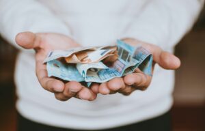 Découvrez comment les coupes budgétaires en France vont impacter les services publics, l'économie et votre pouvoir d'achat.