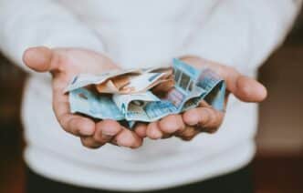 Découvrez comment les coupes budgétaires en France vont impacter les services publics, l'économie et votre pouvoir d'achat.