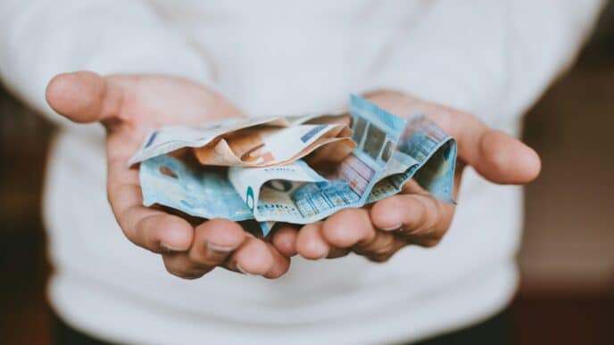Découvrez comment les coupes budgétaires en France vont impacter les services publics, l'économie et votre pouvoir d'achat.