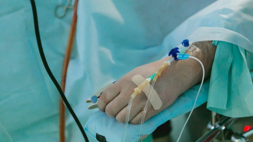 Une nouvelle chimiothérapie moins toxique arrive : ciblée, efficace et sans effets secondaires lourds. Une révolution française contre le cancer.