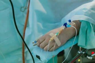 Une nouvelle chimiothérapie moins toxique arrive : ciblée, efficace et sans effets secondaires lourds. Une révolution française contre le cancer.