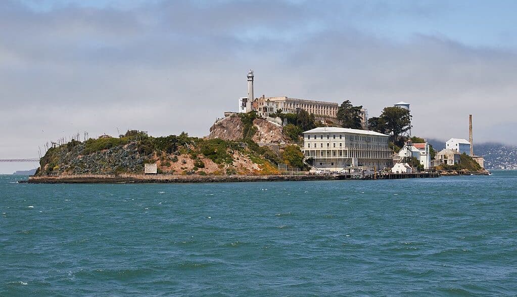 Donald Trump annonce la réouverture de la prison d'Alcatraz pour y enfermer les criminels les plus dangereux. Un symbole fort de sa politique sécuritaire.