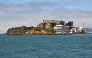 Donald Trump annonce la réouverture de la prison d'Alcatraz pour y enfermer les criminels les plus dangereux. Un symbole fort de sa politique sécuritaire.