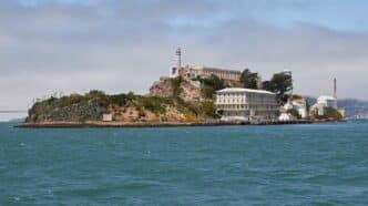 Donald Trump annonce la réouverture de la prison d'Alcatraz pour y enfermer les criminels les plus dangereux. Un symbole fort de sa politique sécuritaire.