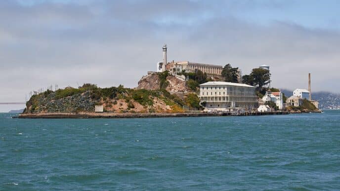 Donald Trump annonce la réouverture de la prison d'Alcatraz pour y enfermer les criminels les plus dangereux. Un symbole fort de sa politique sécuritaire.