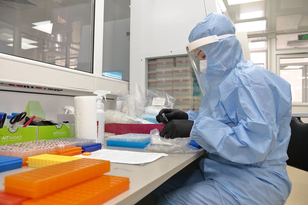 Technicien de laboratoire en pleine manipulation d'échantillons