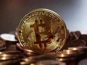 Le Bitcoin franchit les 100 000 dollars, porté par Trump et son accord commercial avec le Royaume-Uni. Analyse de ce rebond historique.
