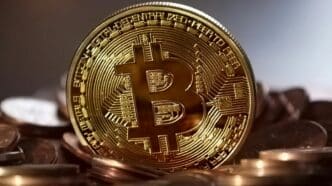 Le Bitcoin franchit les 100 000 dollars, porté par Trump et son accord commercial avec le Royaume-Uni. Analyse de ce rebond historique.