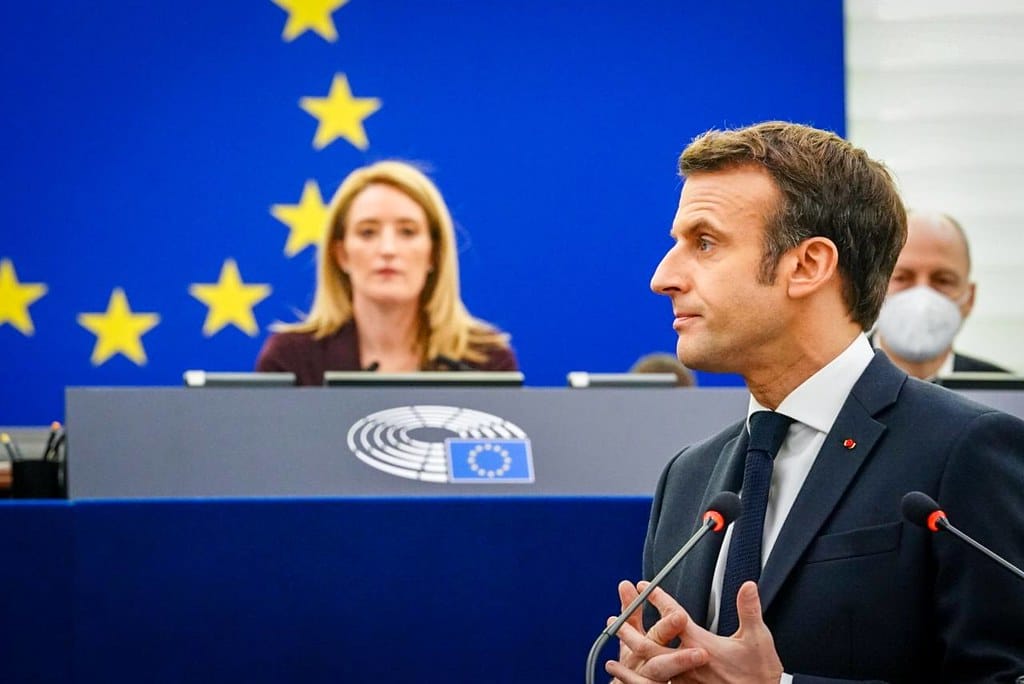 Emmanuel Macron agit comme un exécutant des volontés bruxelloises