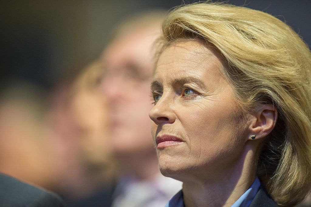 Le Tribunal de l’UE ordonne la divulgation des SMS entre Ursula von der Leyen et Pfizer, révélant l’opacité des négociations vaccinales.