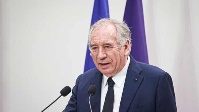 François Bayrou propose un référendum sur les finances publiques : une initiative choc qui divise et agite la scène politique française.