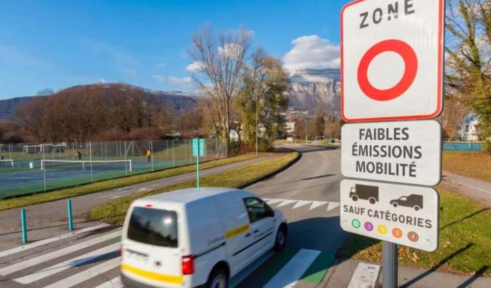 Les zones à faibles émissions supprimées : retour sur un recul politique majeur et ses conséquences pour les automobilistes français.