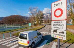 Les zones à faibles émissions supprimées : retour sur un recul politique majeur et ses conséquences pour les automobilistes français.