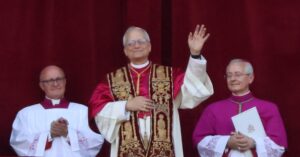 L’élection du nouveau pape Léon XIV fait scandale : Rik Devillé dénonce son passé trouble face aux abus sexuels dans l’Église catholique.