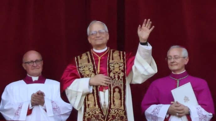 L’élection du nouveau pape Léon XIV fait scandale : Rik Devillé dénonce son passé trouble face aux abus sexuels dans l’Église catholique.