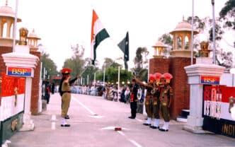 Le conflit Inde-Pakistan s'intensifie : frappes aériennes, tensions nucléaires et silence international inquiètent les observateurs.