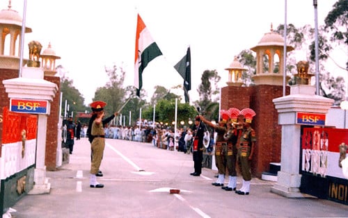 Le conflit Inde-Pakistan s'intensifie : frappes aériennes, tensions nucléaires et silence international inquiètent les observateurs.