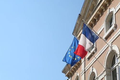 Drapeaux français et de l'UE