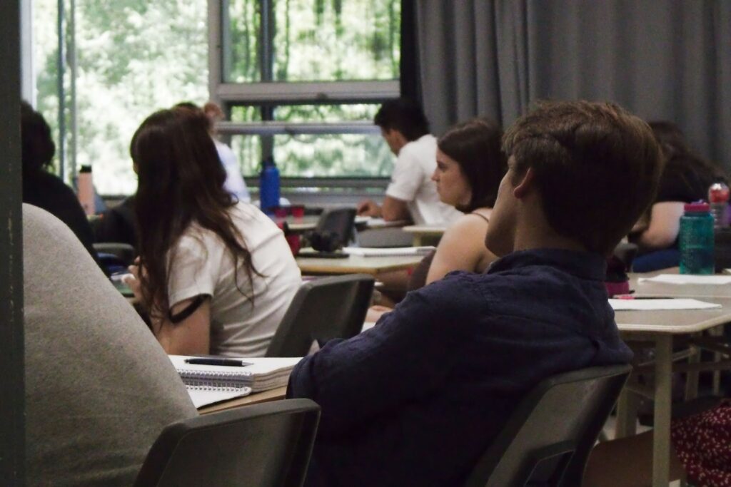 Élèves dans une classe morose